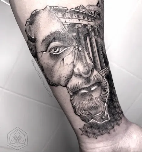 Daruma Rojo Tattoo - Estudio de tatuajes en Málaga