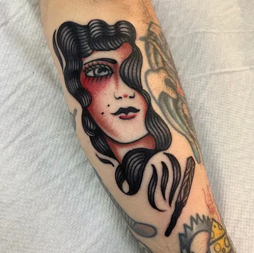 Old Roses. Classic Tattoo - Estudio de tatuajes en Manilva