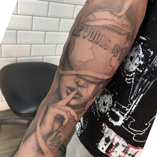 UFO Tattoo studio - Tienda de piercings y tatuajes en Benalmádena