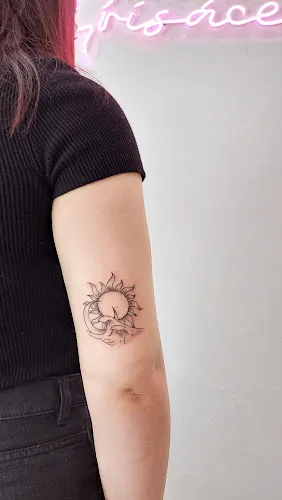 Grisáceos Ink · Fine line tattoo